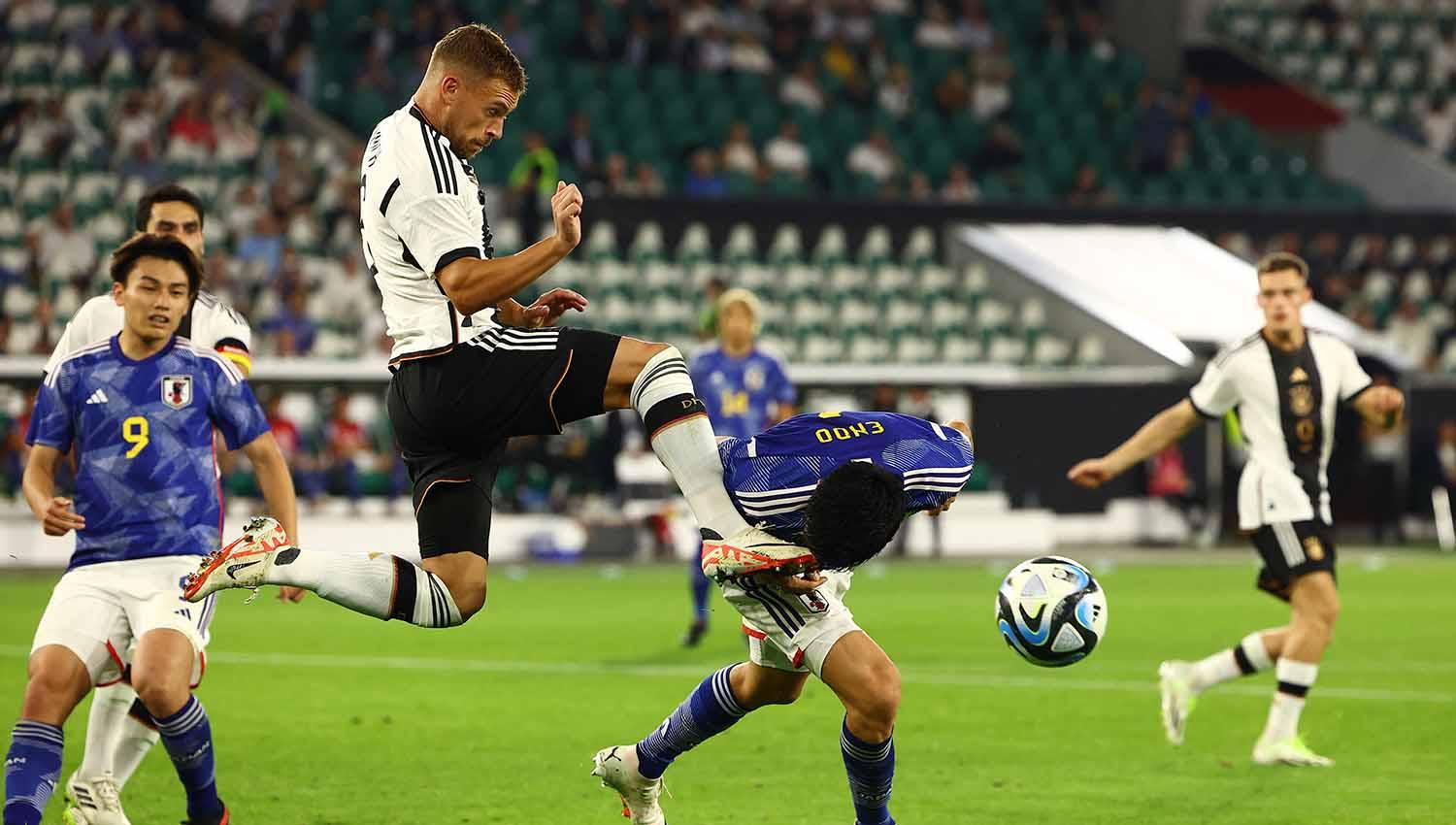 Duel maut pemain Jerman Joshua Kimmich dengan pemain Jepang Wataru Endo di laga persahabatan. (Foto: REUTERS/Lisi Niesner)