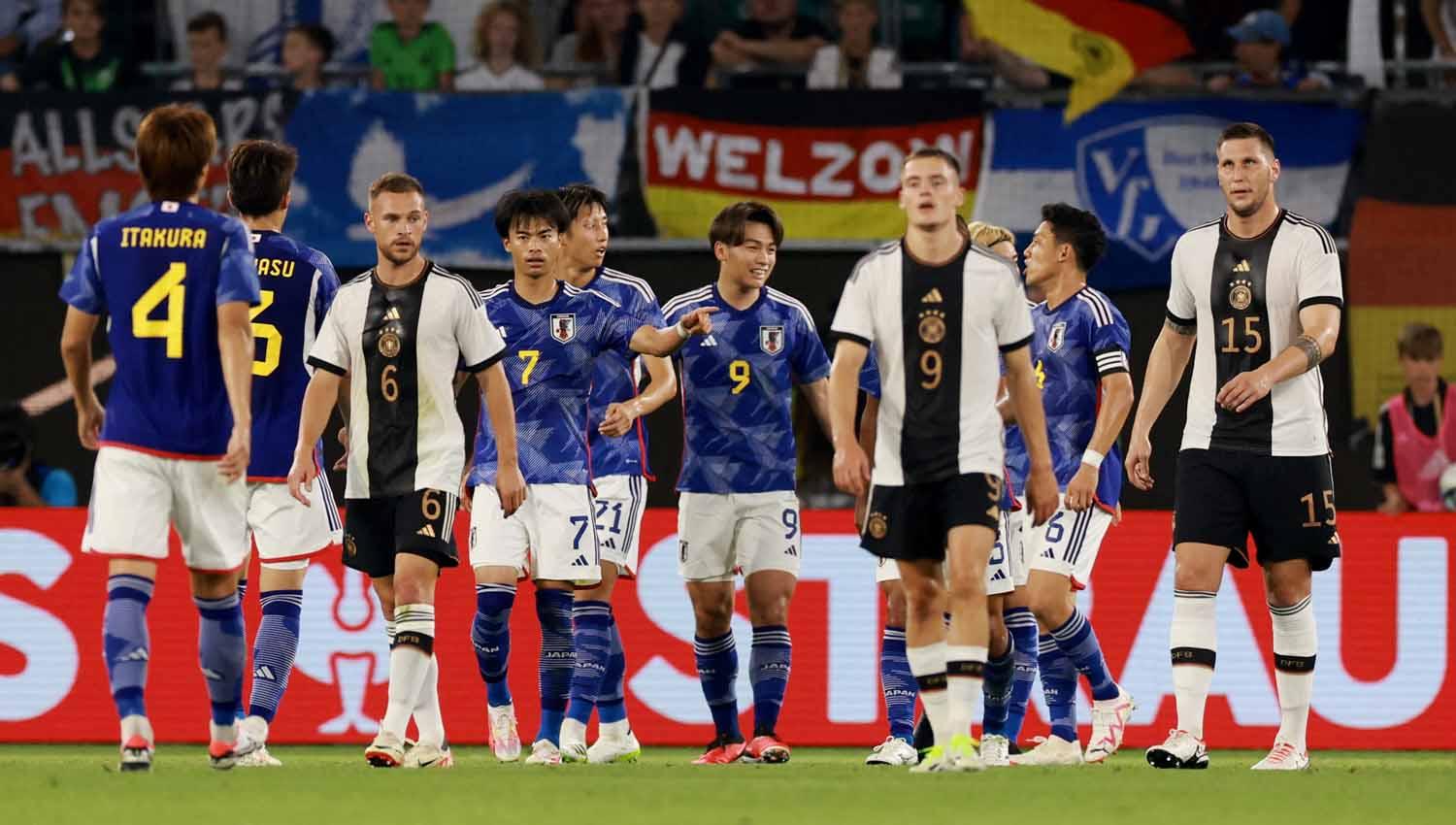 Pemain Jepang Ayase Ueda bersama rekan setimnya usai mencetak gol kedua pada laga persahabatan. (Foto: REUTERS/Lisi Niesner)