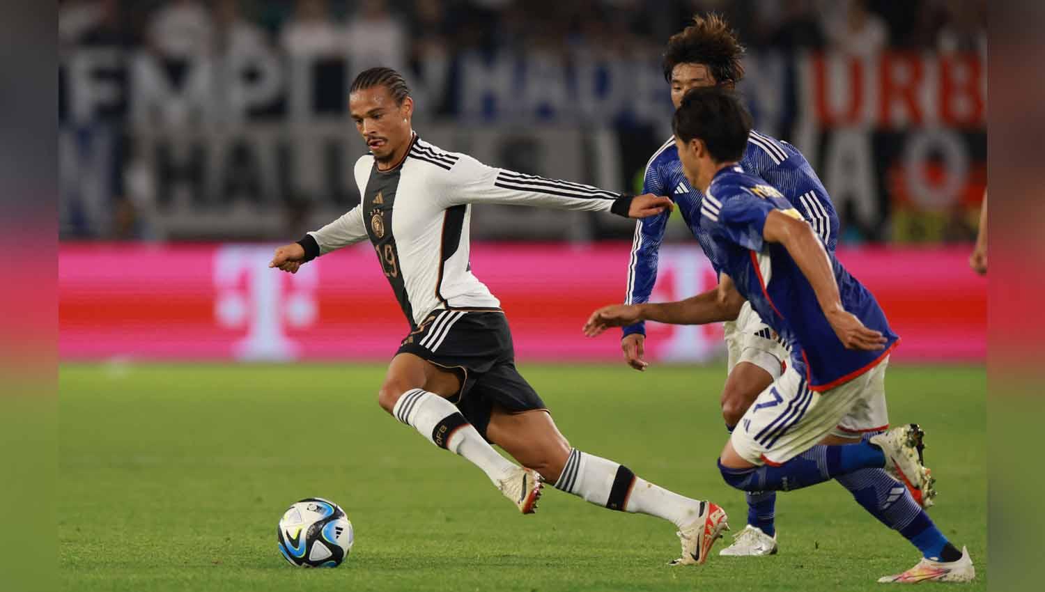 Pemain Jerman Leroy Sane berusaha menjauh dari kejaran pemain Jepang. (Foto: REUTERS/Lisi Niesner)