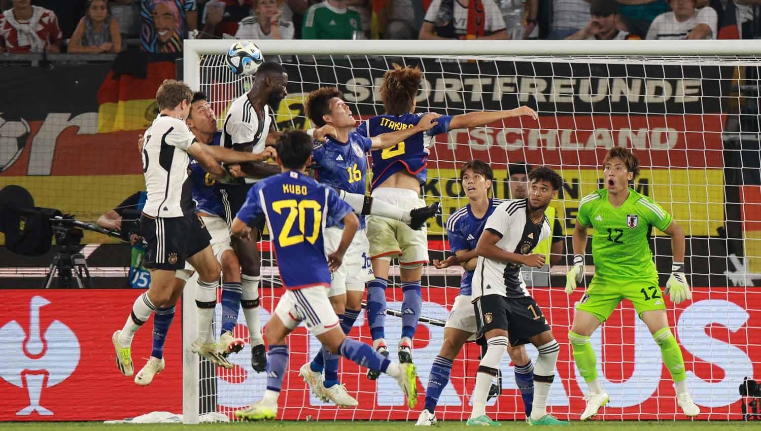 Pemain Jerman Antonio Rudiger saat berebut bola di kotak penalti dengan pemain Jepang Takehiro Tomiyasu. (Foto: REUTERS/Lisi Niesner)