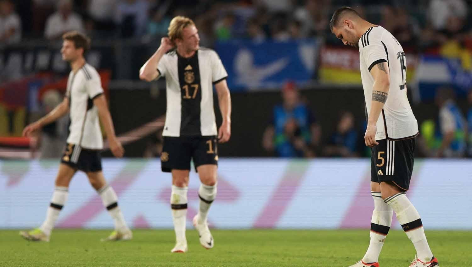 Pemain Jerman Niklas Sule bersama rekan timnya terlihat sedih setelah pertandingan usai timnya dikalahkan Jepang. (Foto: REUTERS/Lisi Niesner) - INDOSPORT