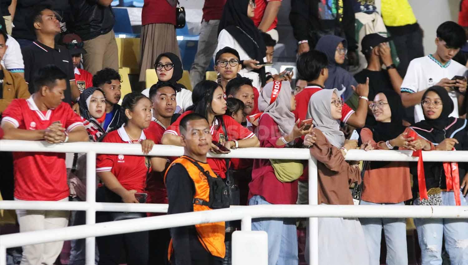 Dominasi para penonton wanita di Stadion Manahan Solo, utamanya tribun barat dan timur. Ketika dia tribun itu ikut bernyanyi, suara kaum hawa terdengar lebih dominan. (Foto: Nofik Lukman Hakim/INDOSPORT)