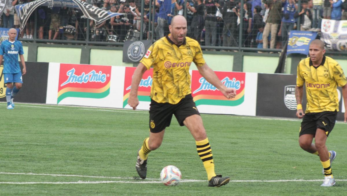 Striker Borussia Dortmund Legend, Jan Koller saat mendapat peluang di depan gawang Persib All Stars pada friendly match di stadion Siliwangi, Bandung, Minggu (10/09/23).
