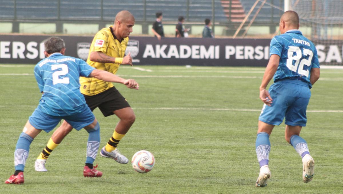 Dua pemain Persib All Stars menjaga ketat striker Borussia Dortmund Legend pada friendly match di stadion Siliwangi, Bandung, Minggu (10/09/23).