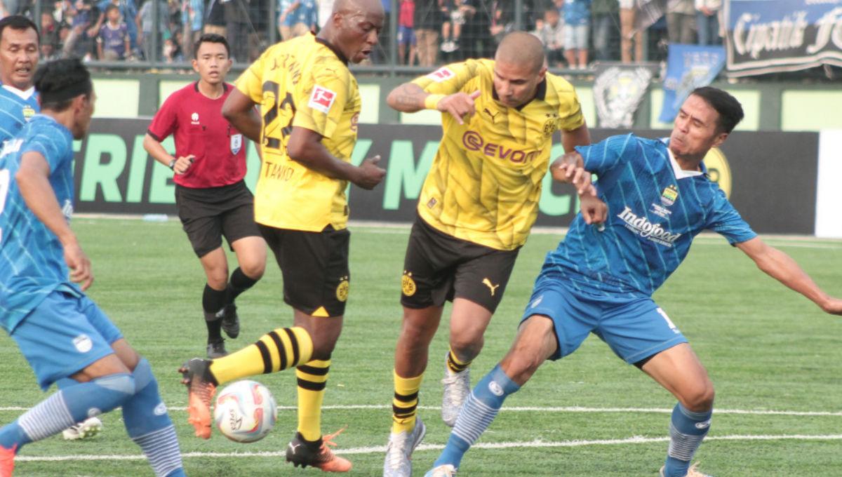 Pemain Persib All Stars mencoba menghentikan pergerakan pemain Borussia Dortmund Legend pada friendly match di stadion Siliwangi, Bandung, Minggu (10/09/23).
