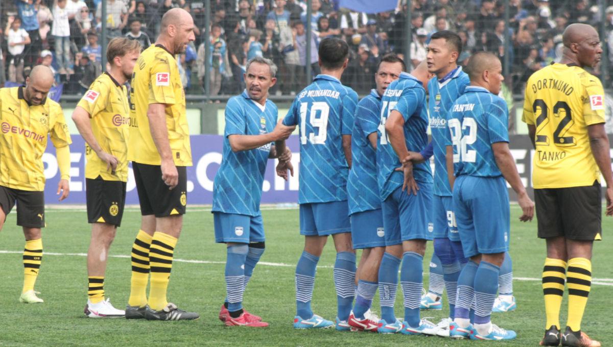 Pemain Persib All Stars membuat pagar betis saat berhadapan dengan Borussia Dortmund pada friendly match di stadion Siliwangi, Bandung, Minggu (10/09/23).