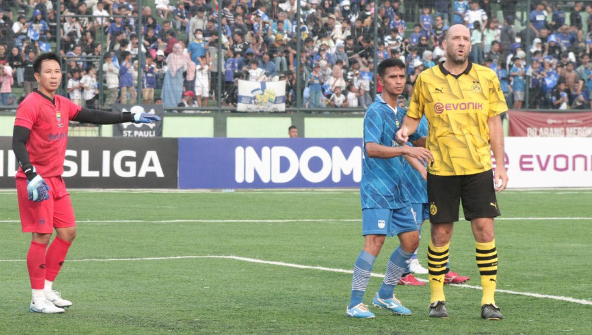 Bek Persib All Stars saat menjaga striker Borussia Dortmund, Jan Koller pada friendly match di stadion Siliwangi, Bandung, Minggu (10/09/23).