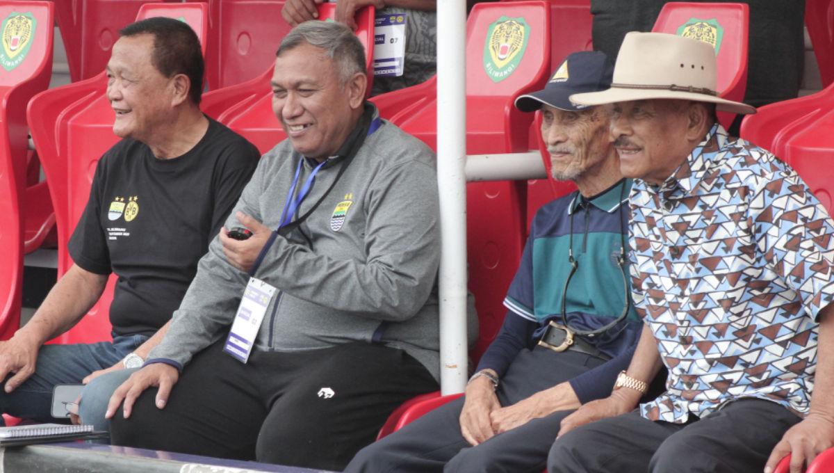 Komisaris PT PBB Umuh Muchtar bersama legenda Persib Asep Sumantri pada friendly match antara Persib All Stars vs Borussia Dortmund di stadion Siliwangi, Bandung, Minggu (10/09/23).