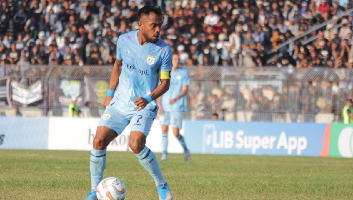Kapten tim Persela Lamongan, Zulham Zamrun pada laga pembuka Liga 2 2023/2024 melawan Persijap Jepara di stadion Surajaya, Minggu (10/09/23).