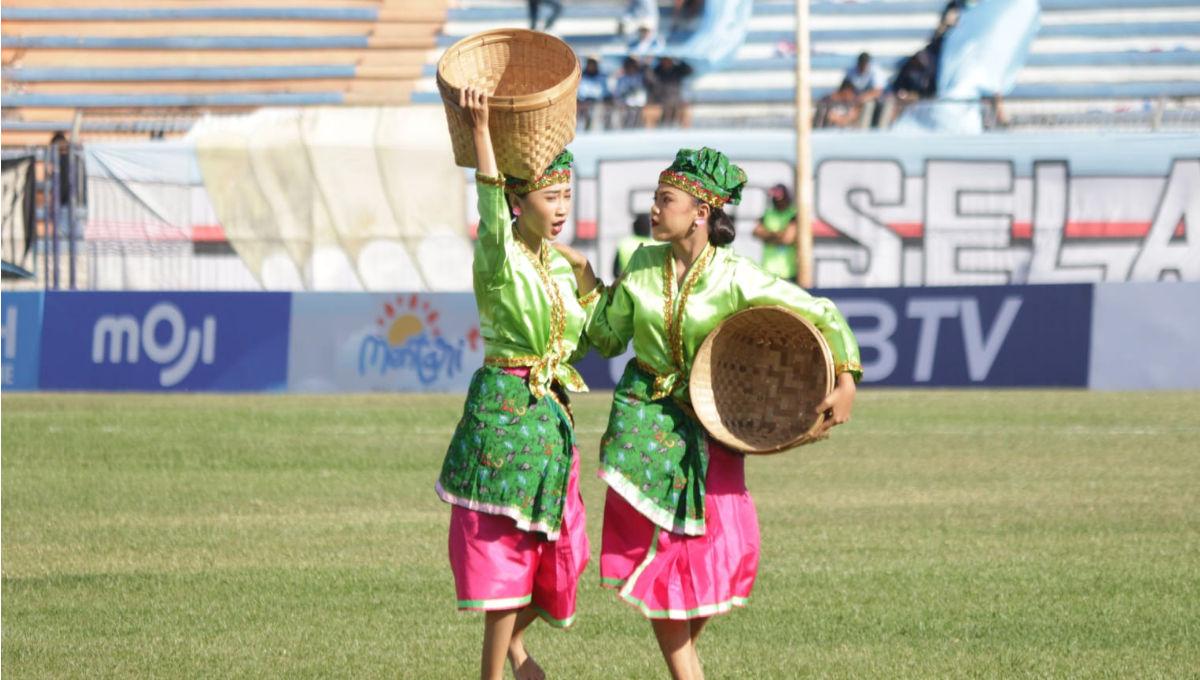 Tarian Boranan Asli Lamongan jadi rangkaian acara seremoni pembukaan Liga 2 2023/2024 di stadion Surajaya, Minggu (10/09/23).