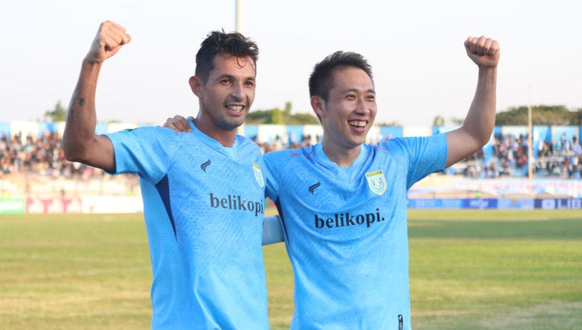 Selebrasi dua pemain Persela, Silvio Escobar dan Lee Yu-jun usai mencetak gol ke gawang Persijap dalam laga pembuka Liga 2 2023/2024 di stadion Surajaya, Minggu (10/09/23).