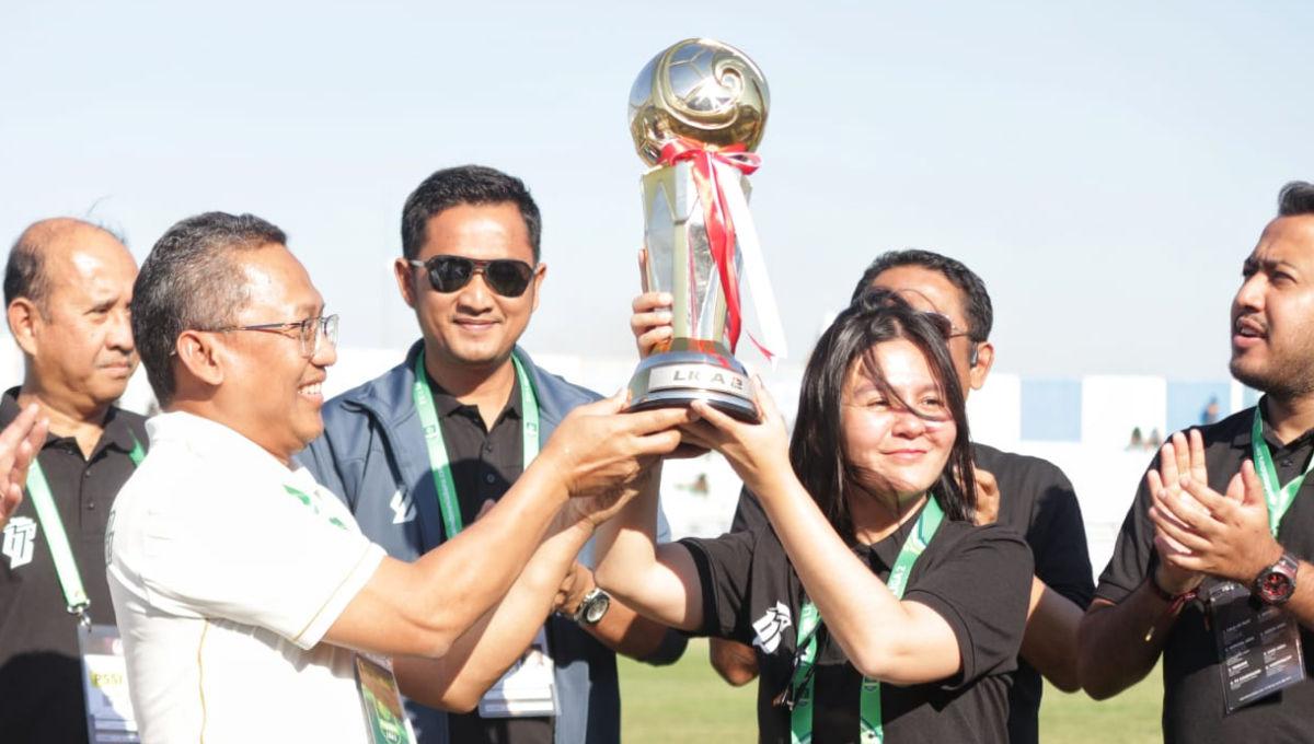 Penyerahan trofi kompetisi Liga 2 2023/2024 dari Dirut Pegadaian kepada Waketum PSSI, Ratu Tisha dalam acara pembukaan di stadion Surajaya, Minggu (10/09/23).