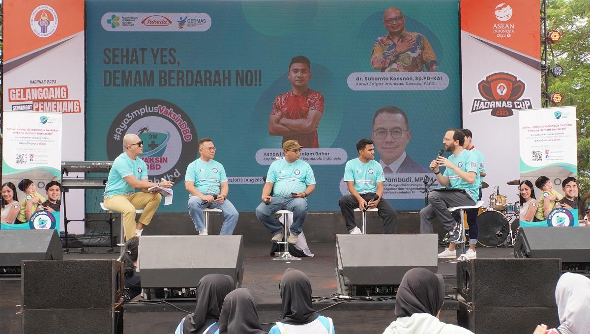 Asnawi Mangkualam (kanan) dalam acara diskusi Kemenkes bersama Takeda bertajuk Sehat Yes, DBD NO, di Jakarta, Minggu (10/9/23).