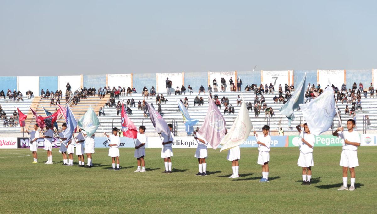 Parade bendera klub-klub kontestan Liga 2 2023/2024 dalam acara pembukaan di stadion Surajaya, Minggu (10/09/23).