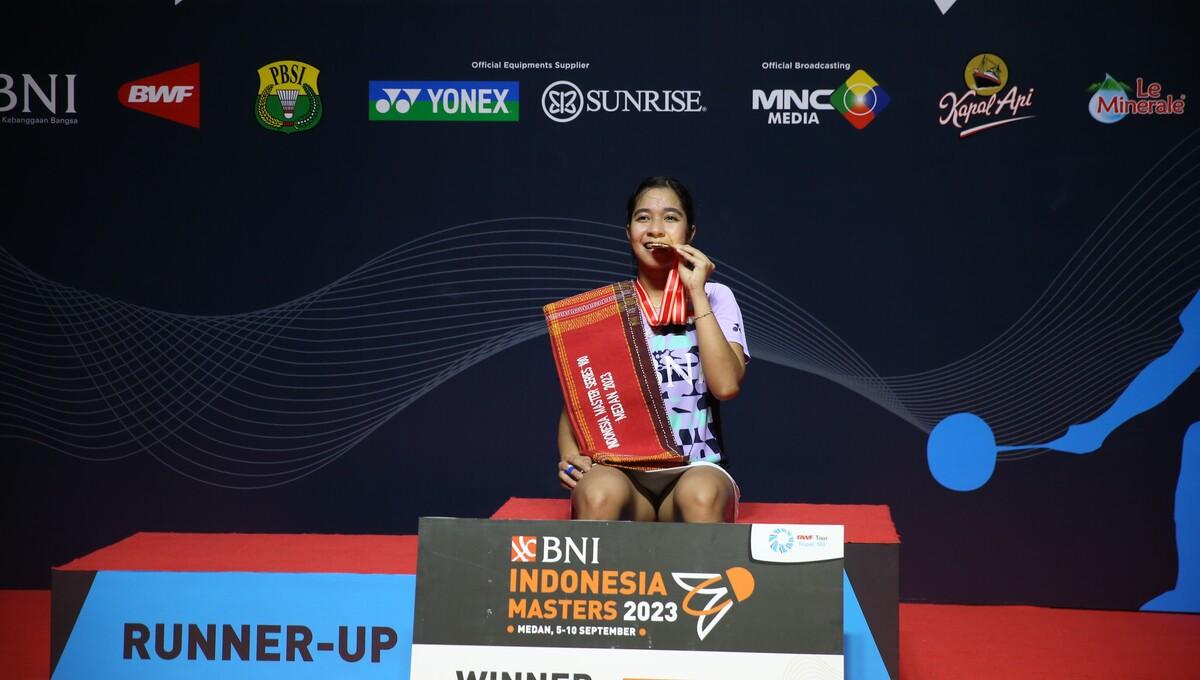 Ester Nurumi Tri Wardoyo di podium juara Indonesia Masters Super 100 2023 Medan (Foto: PBSI) - INDOSPORT