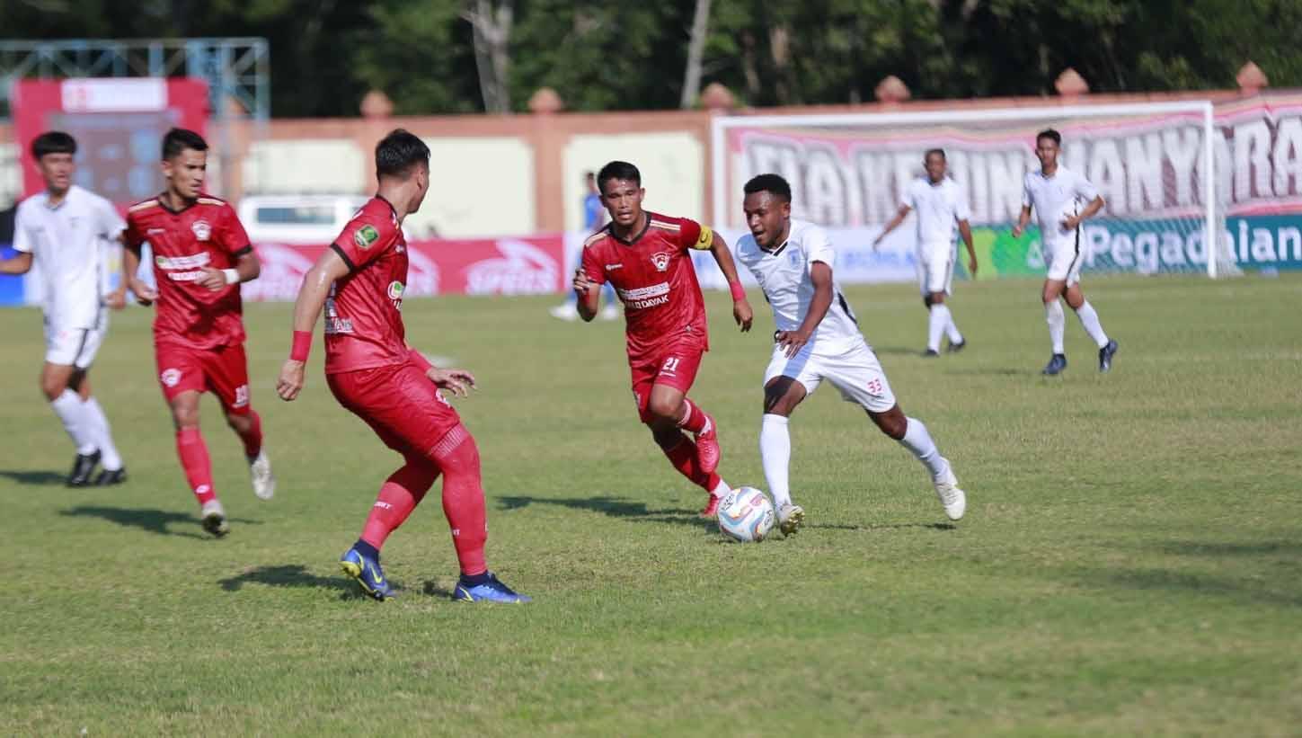 Pemain dari Kalteng Putra dan Persipura saat berduel di Stadion Tuah Pahoe, Palangkaraya. (Foto: Dok Persipura)
