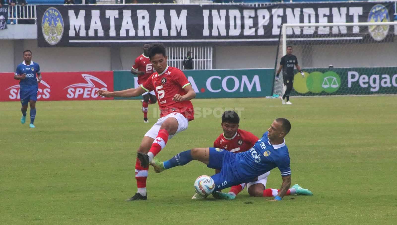 Penyerang PSIM, Aleksandar Rakic dikawal dua bek FC Bekasi City dalam laga pekan pertama Liga 2 2023/2024 di Stadion Mandala Krida, Yogyakarta, Senin (11/09/23).