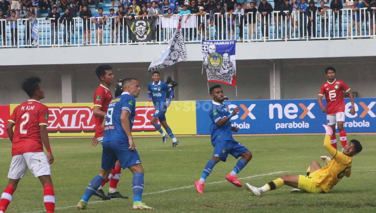Peluang PSIM yang berbuah gol lewat sontekan Risman dalam laga pekan pertama Liga 2 2023/2024 di Stadion Mandala Krida, Yogyakarta, Senin (11/09/23).