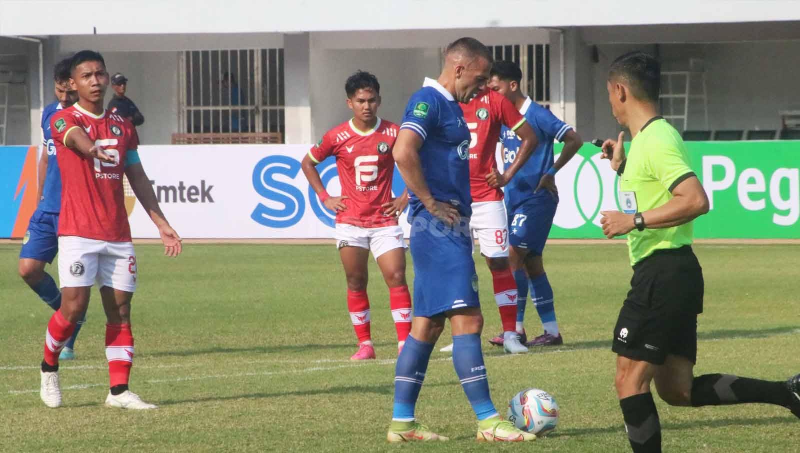 Penyerang PSIM, Aleksandar Rakic (tengah) hendak mengeksekusi penalti le gawang FC Bekasi City dalam laga pekan pertama Liga 2 2023/2024 di Stadion Mandala Krida, Yogyakarta, Senin (11/09/23).
