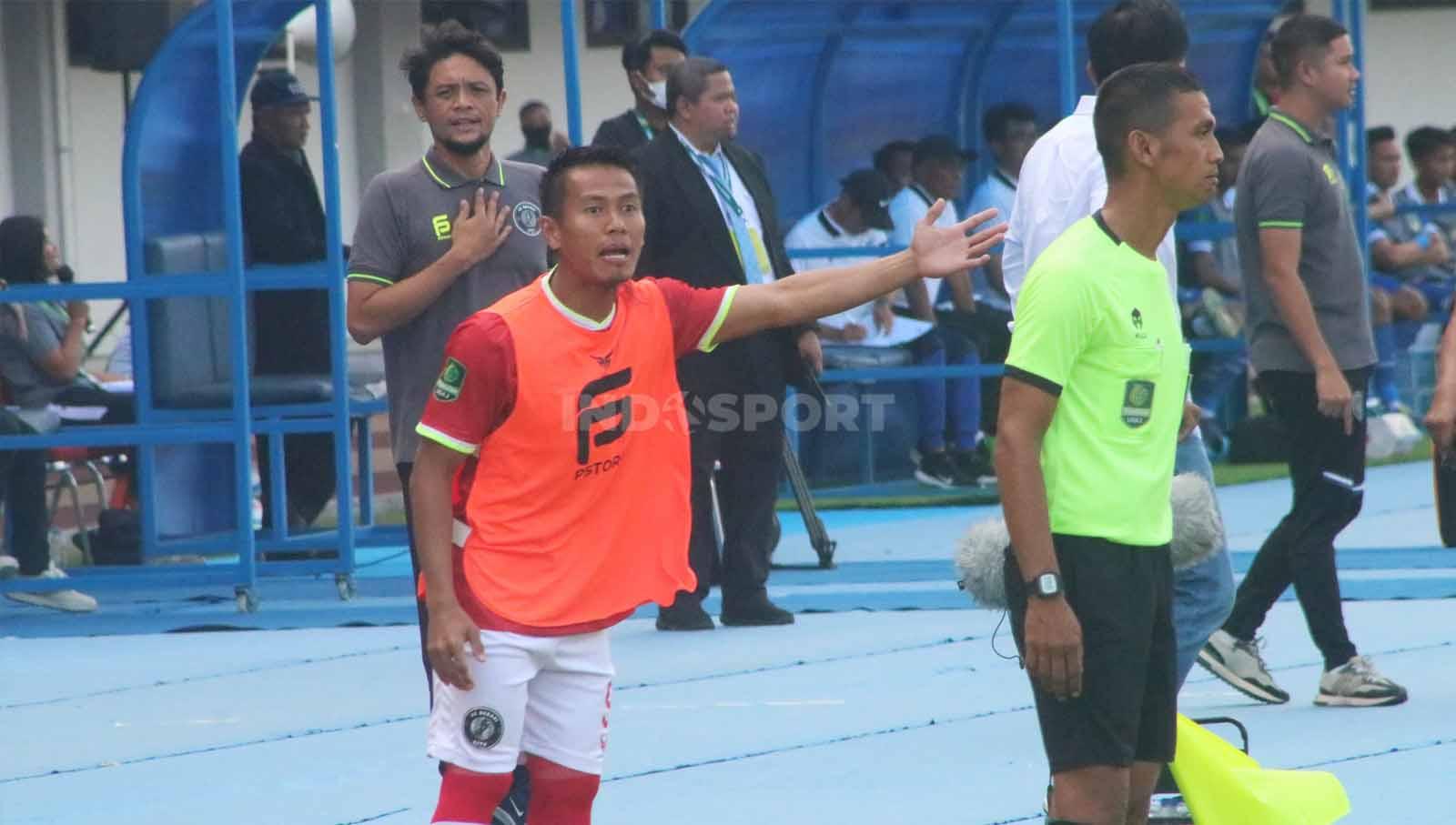 Gelandang PSIM, Ghozali Siregar memprotes asisten wasit dalam laga pekan pertama Liga 2 2023/2024 melawan FC Bekasi City di Stadion Mandala Krida, Yogyakarta, Senin (11/09/23).