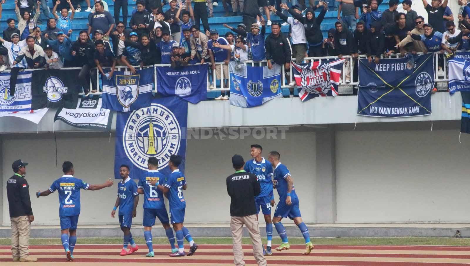 Selebrasi gol Winger PSIM, Risman, setelah mencetak gol ke gawang FC Bekasi City dalam pertandingan Liga 2 di Stadion Mandala Krida, Yogyakarta, Senin (11/9/23). (Foto: Nofik Lukman Hakim/INDOSPORT)
