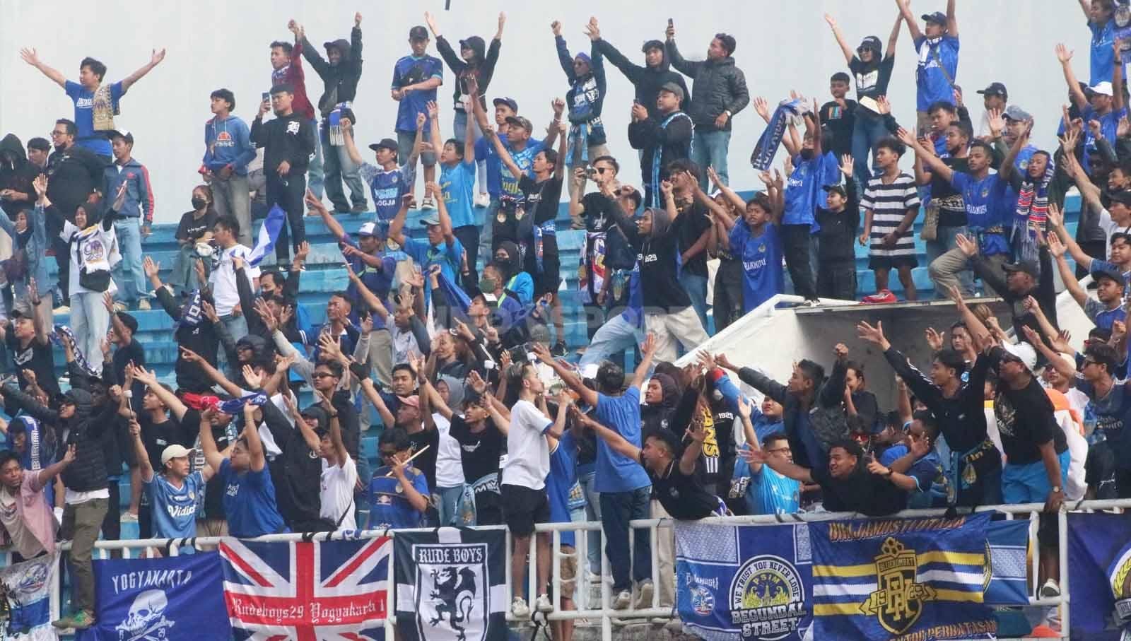 Para suporter Brajamusti memberikan dukungan untuk PSIM dalam laga pekan pertama Liga 2 2023/2024 melawan FC Bekasi City di Stadion Mandala Krida, Yogyakarta, Senin (11/09/23).