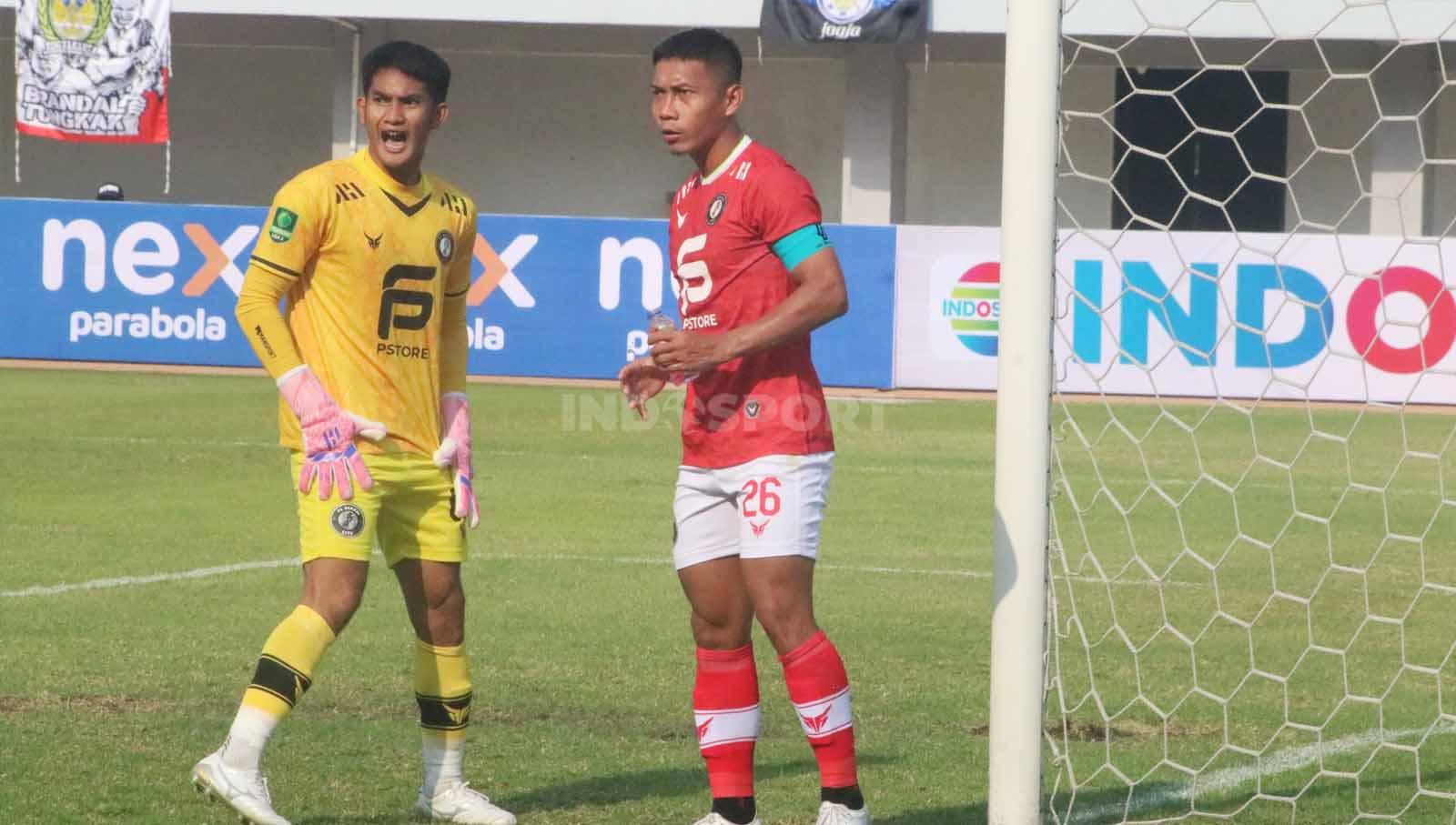 Kiper FC Bekasi City memperingatkan rekannya untuk lebih disiplin dalam laga pekan pertama Liga 2 2023/2024 melawan PSIM di Stadion Mandala Krida, Yogyakarta, Senin (11/09/23).