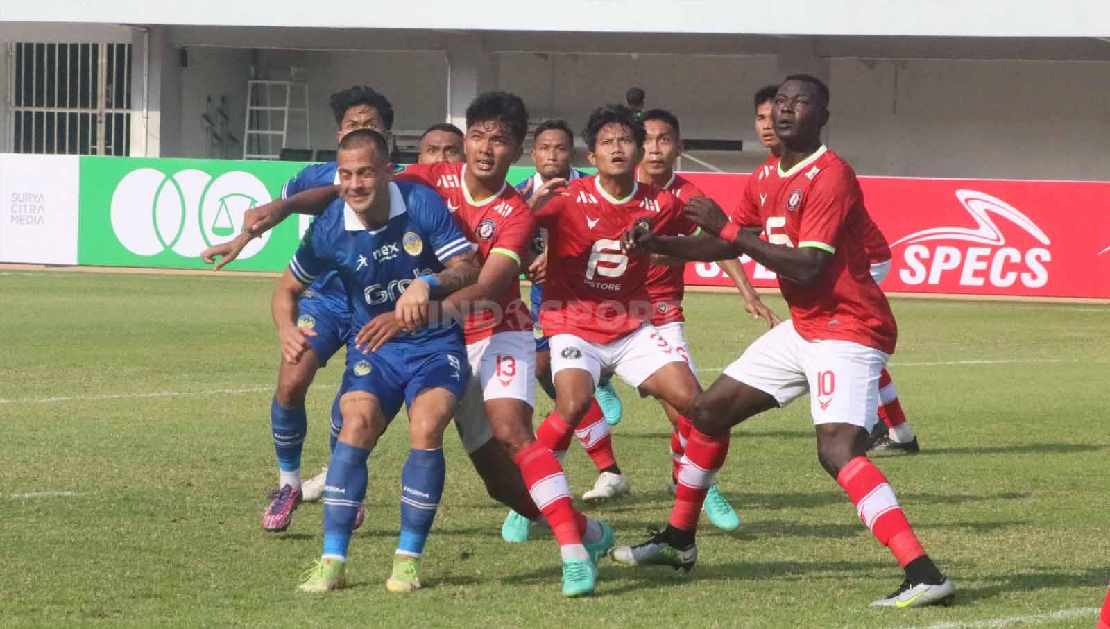 Para pemain FC Bekasi City saat mengantisipasi sepak pojok PSIM dalam laga pekan pertama Liga 2 2023/2024 di Stadion Mandala Krida, Yogyakarta, Senin (11/09/23).