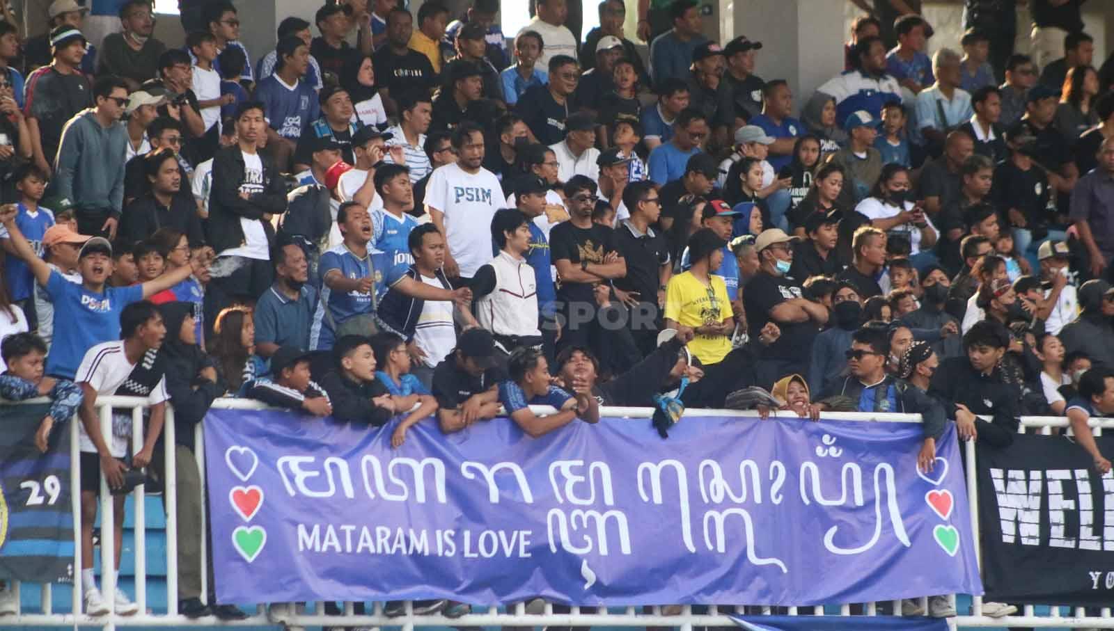 Pendukung PSIM memasang banner tentang Mataram Is Love atau perdamaian antara suporter Sleman, Jogja dan Solo dalam laga pekan pertama Liga 2 2023/2024 melawan FC Bekasi City di Stadion Mandala Krida, Yogyakarta, Senin (11/09/23).