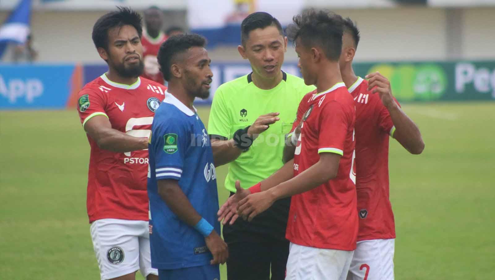 Wasit saat menenangkan perselisihan antara pemain PSIM dengan FC Bekasi City dalam laga pekan pertama Liga 2 2023/2024 di Stadion Mandala Krida, Yogyakarta, Senin (11/09/23).
