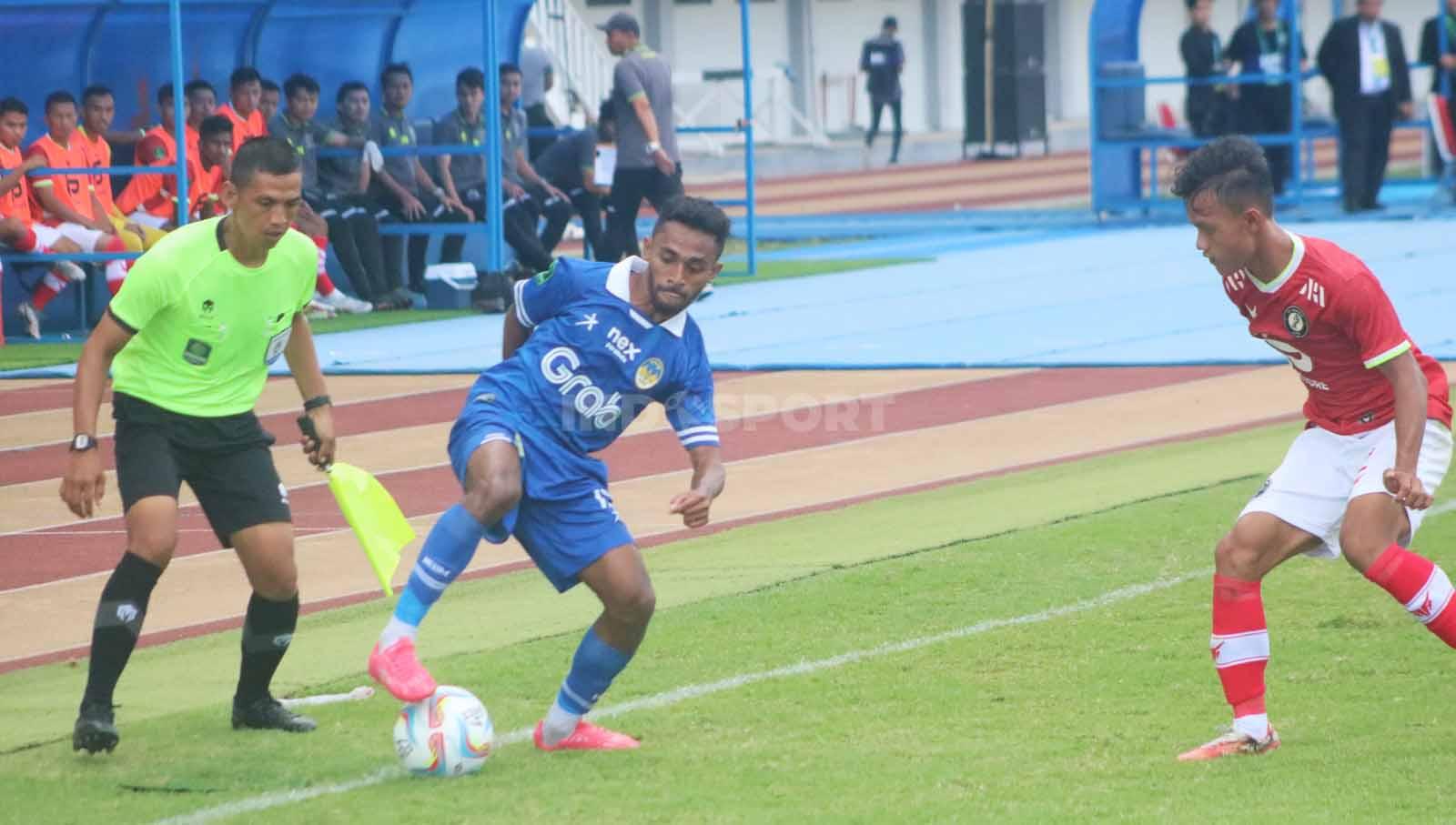 Bek PSIM, Ilham dibayangi pemain FC Bekasi City  dalam laga pekan pertama Liga 2 2023/2024 di Stadion Mandala Krida, Yogyakarta, Senin (11/09/23).