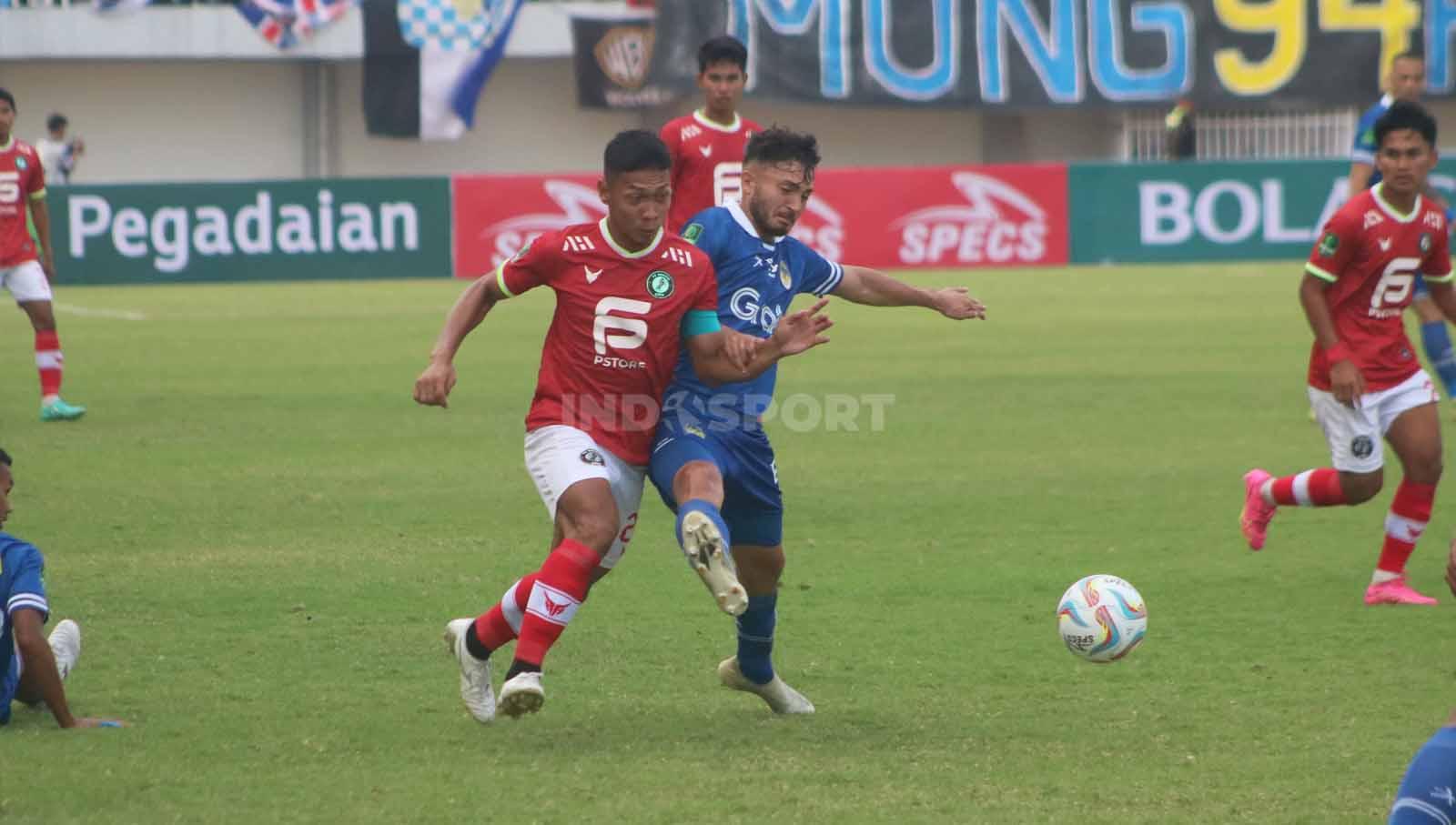Duel kapten FC Bekasi City, Soni Setiawan, dengan gelandang PSIM, Andreas Esswein, dalam pertandingan Liga 2 di Stadion Mandala Krida, Yogyakarta, Senin (11/9/23). (Foto: Nofik Lukman Hakim/INDOSPORT)