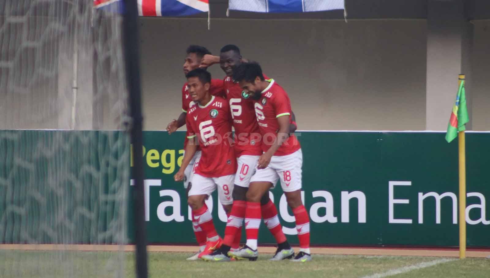 Perayaan gol Ezechiel Ndouassel setelah mencetak hattrick ke gawang PSIM dalam pertandingan Liga 2 di Stadion Mandala Krida, Yogyakarta, Senin (11/9/23). (Foto: Nofik Lukman Hakim/INDOSPORT)