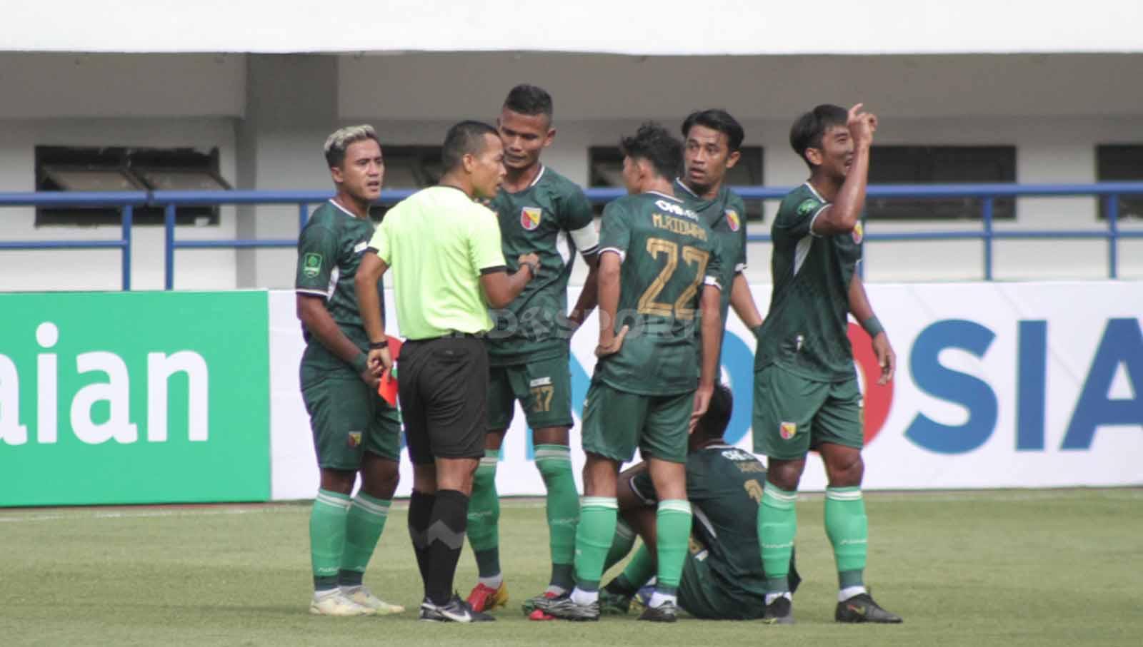 Pemain Persikab melalukan protes kepada wasit saat menghadapi Nusantara United pada laga perdana Liga 2 2023/2024 di Stadion Gelora Bandung Lautan Api (GBLA), Kota Bandung, Senin (11/09/23).
