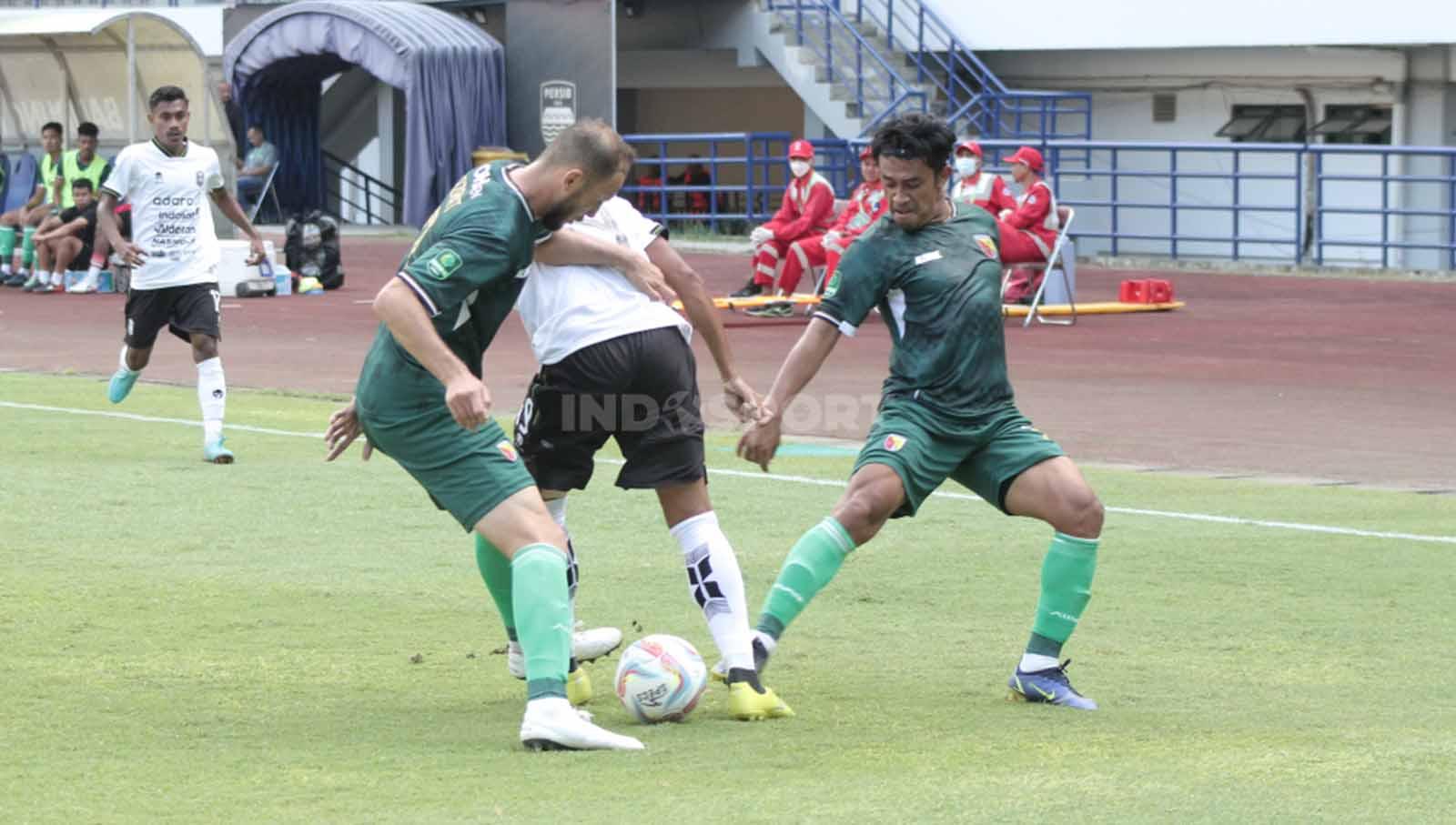Pemain Persikab Azmat dan Beny Wahyudi, mengawal ketat pemain Nusantara United pada laga perdana Liga 2 2023/2024 di Stadion Gelora Bandung Lautan Api (GBLA), Kota Bandung, Senin (11/09/23).