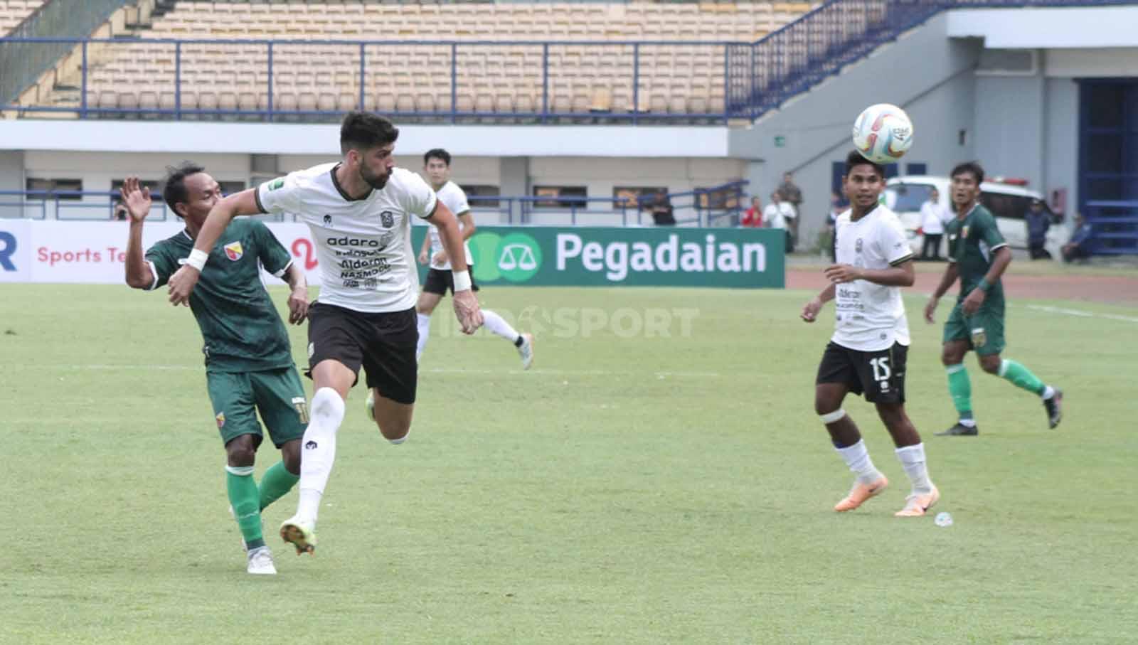 Pemain Nusantara United, Akhror Umarjonov mencoba mengejar bola saat menghadapi Persikab Bandung pada laga perdana Liga 2 2023/2024 di Stadion Gelora Bandung Lautan Api (GBLA), Kota Bandung, Senin (11/09/23).