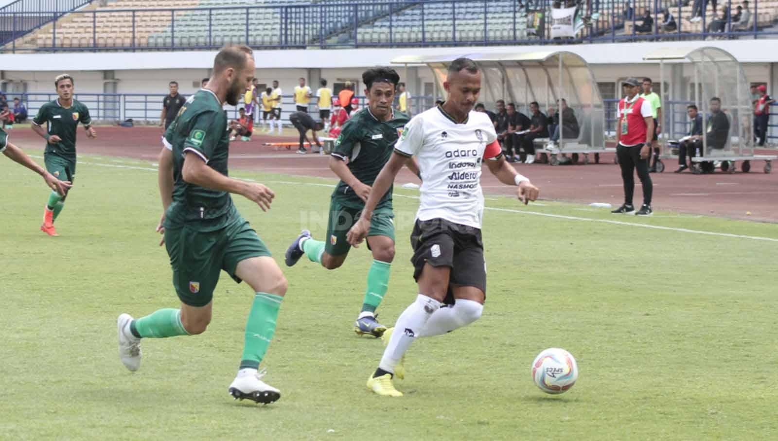 Kapten Nusantara United, Sansan Fauzi dikawal ketat dua pemain Persikab Bandung pada laga perdana Liga 2 2023/2024 di Stadion Gelora Bandung Lautan Api (GBLA), Kota Bandung, Senin (11/09/23).