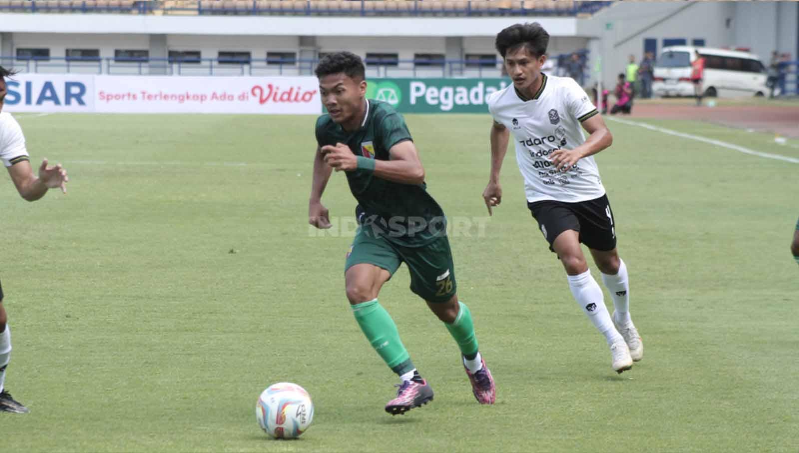 Pemain Persikab Bandung, Bhirawa Anoraga, menguasai bola saat menghadapi Nusantara United pada laga perdana Liga 2 2023/2024 di Stadion Gelora Bandung Lautan Api (GBLA), Kota Bandung, Senin (11/09/23).