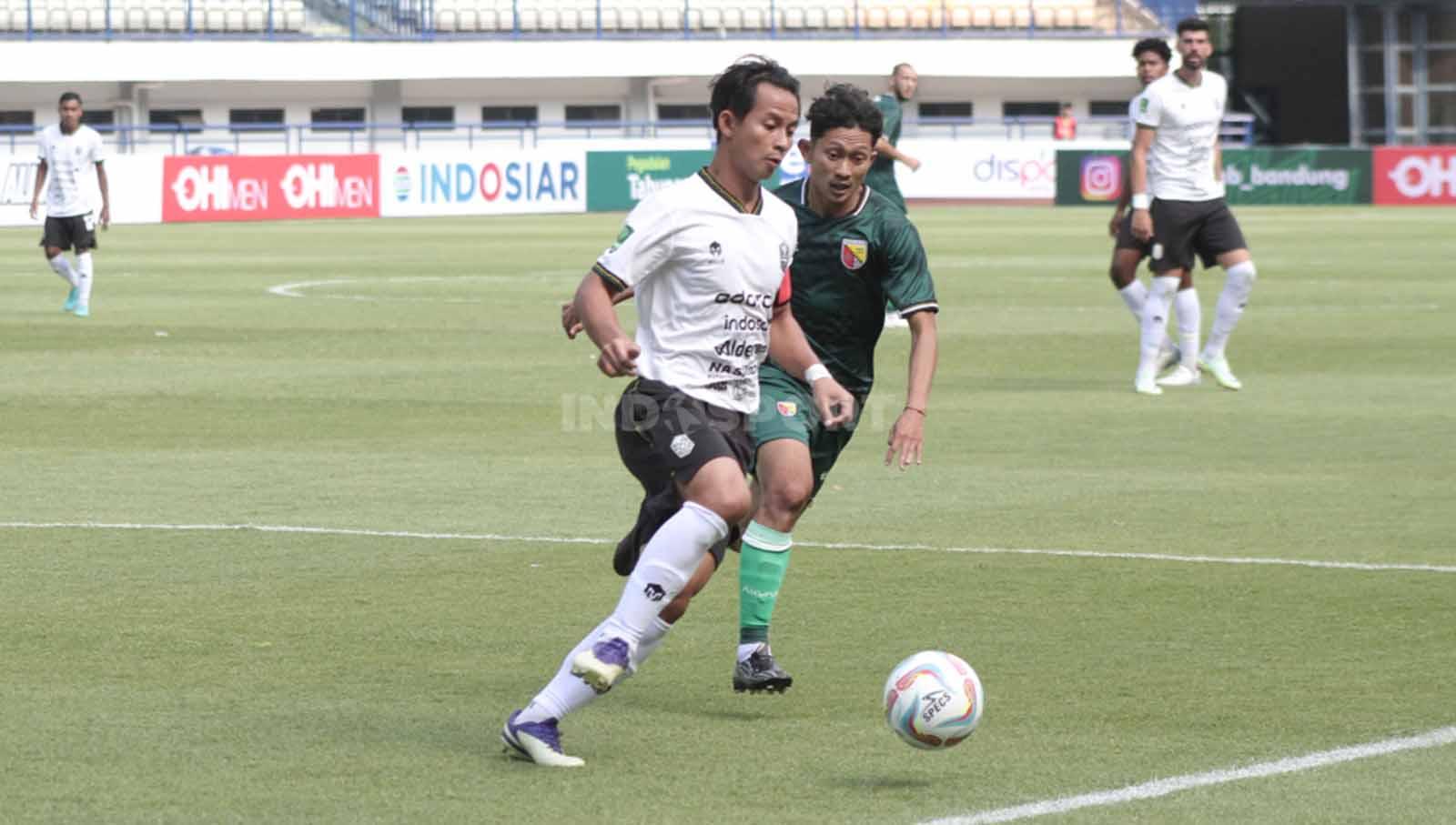 Pemain Nusantara United, Prahalabenta menguasai bola saat menghadapi Persikab Bandung pada laga perdana Liga 2 2023/2024 di Stadion Gelora Bandung Lautan Api (GBLA), Kota Bandung, Senin (11/09/23).