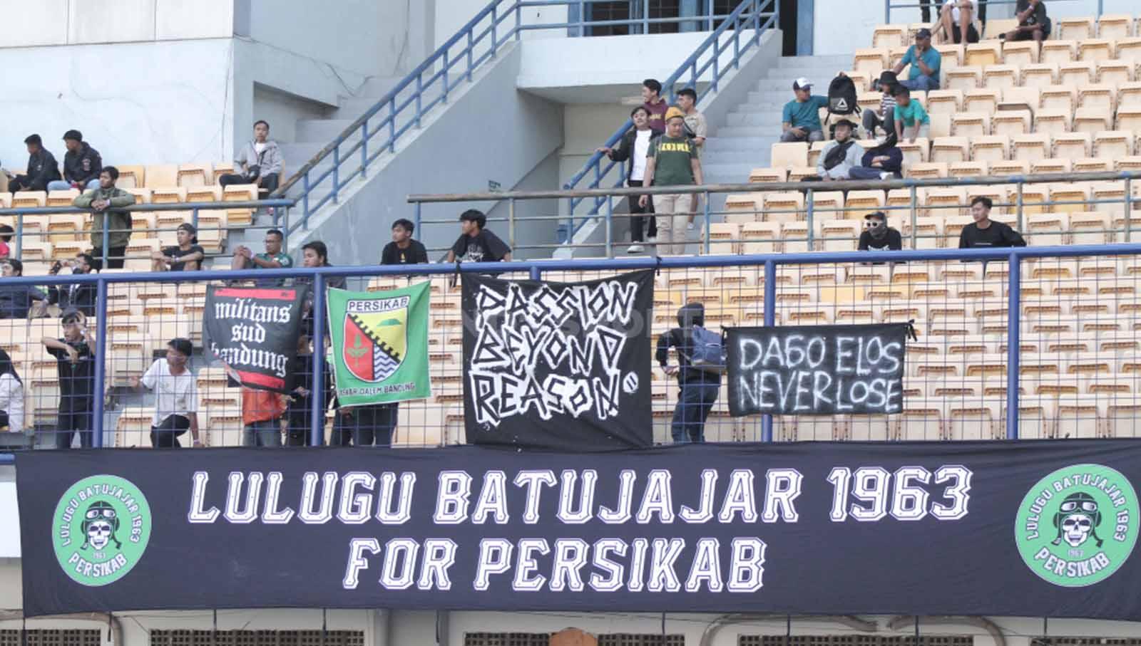 Suporter Persikab Bandung hadir dalam laga perdana Liga 2 2023/2024 di Stadion Gelora Bandung Lautan Api (GBLA), Kota Bandung, Senin (11/09/23).