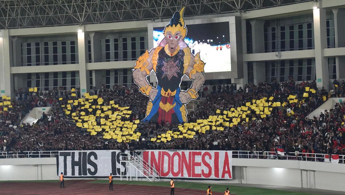 Aksi koreografi suporteri pada laga Kualifikasi Piala Asia U-23 antara Timnas Indonesia vs Chinese Taipe di stadion Manahan, Sabtu (09/09/23).
