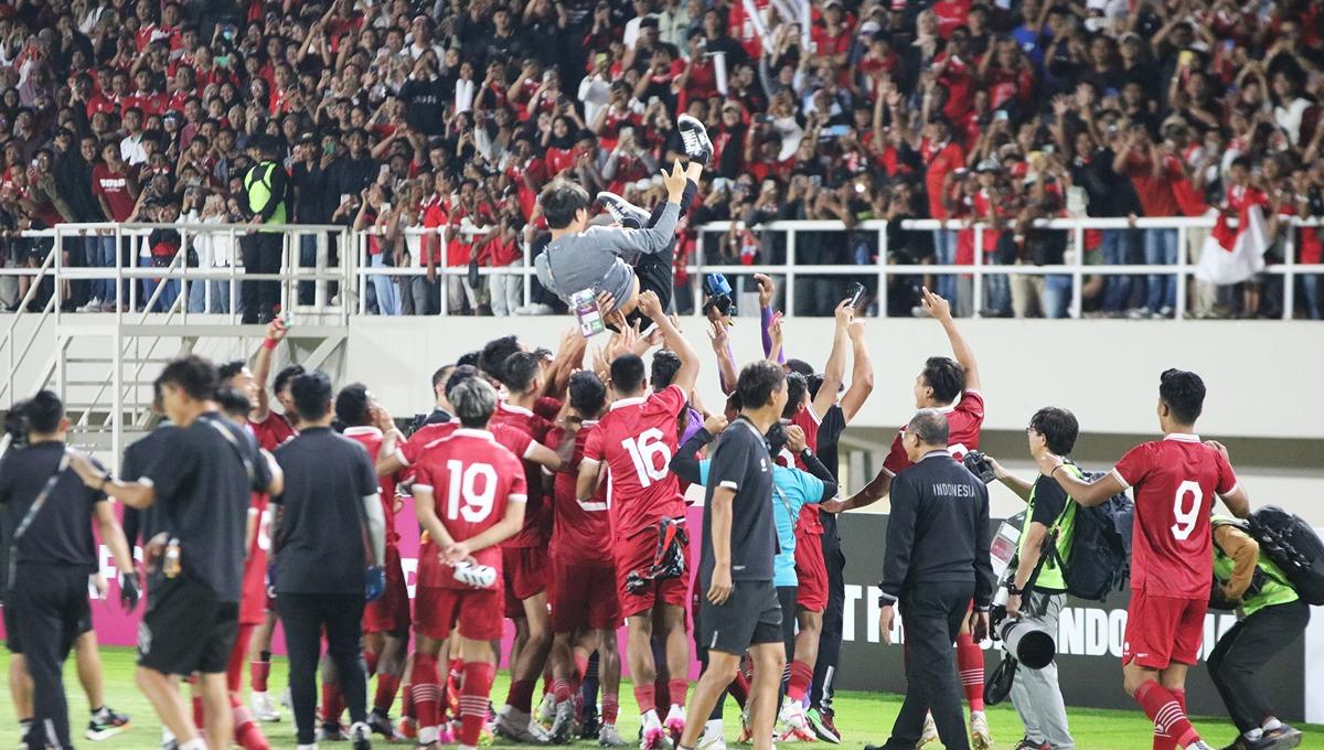 Shin Tae-yong dilempar ke atas oleh para pemain Timnas Indonesia U-23 sebagai perayaan setelah lolos Piala Asia U-23 2024