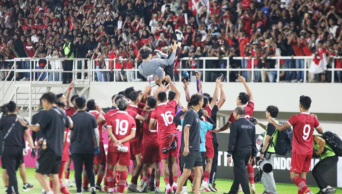 Shin Tae-yong dilempar ke atas oleh para pemain Timnas Indonesia U-23 sebagai perayaan setelah lolos Piala Asia U-23 2024 - INDOSPORT