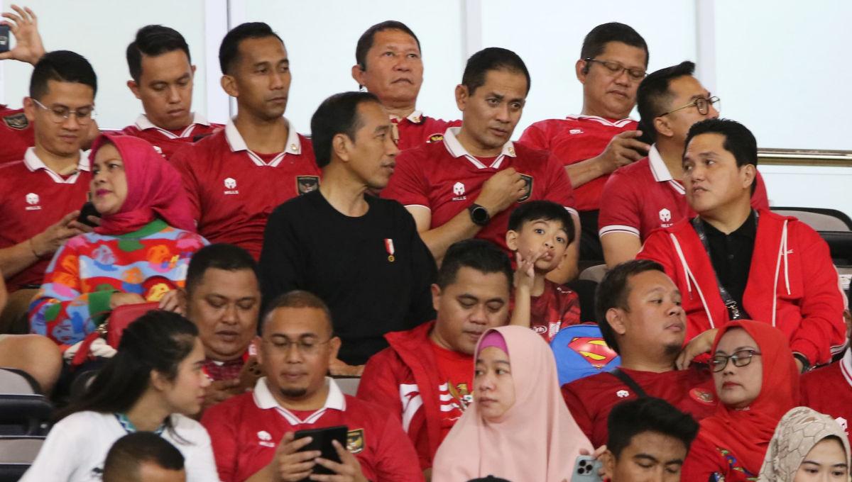 Ekspresi Jan Ethes yang hadir bersama Presiden Jokowi pada laga Kualifikasi Piala Asia U-23 antara Timnas Indonesia U-23 melawan Turkmenistan di Stadion Manahan Solo, Selasa (12/09/23).