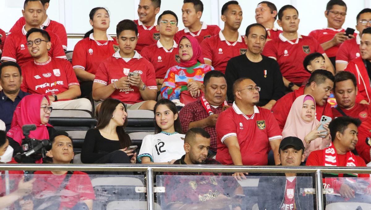 Istri Pratama Arhan, Azizah Salsha duduk dekat keluarga Presiden Jokowi pada laga Kualifikasi Piala Asia U-23 antara Timnas Indonesia U-23 melawan Turkmenistan di Stadion Manahan Solo, Selasa (12/09/23).
