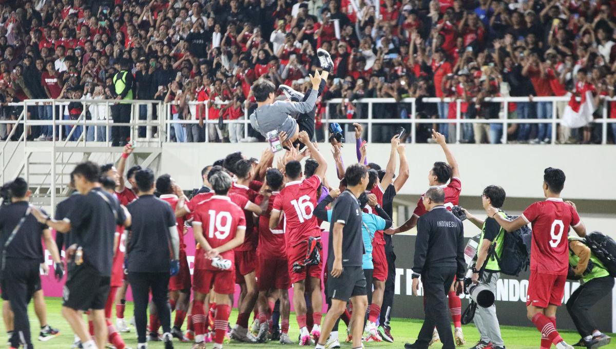 Selebrasi para pemain Timnas U-23 dengan melempar pelatih Shin Tae-yong ke udara usai mengalahkan Turkmenistan pada laga Kualifikasi Piala Asia U-23 di Stadion Manahan Solo, Selasa (12/09/23).