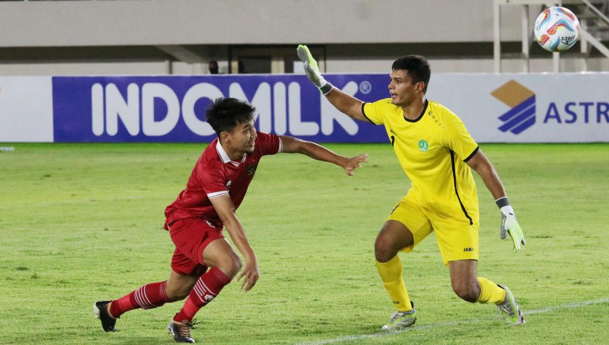 Winger Timnas U-23, Witan Sulaeman berhasil merebut bola dari kiper Turkmenistan pada laga Kualifikasi Piala Asia U-23 di Stadion Manahan Solo, Selasa (12/09/23).