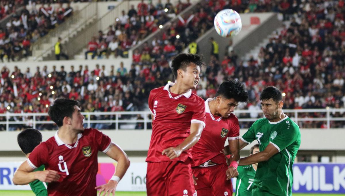 Duel udara antara bek Timnas U-23, Komang Teguh dengan bek Turkmenistan pada laga Kualifikasi Piala Asia U-23 di Stadion Manahan Solo, Selasa (12/09/23).