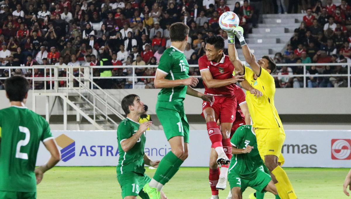 Bek Timnas U-23, Rizky Ridho berduel dengan kiper Turkmenistan pada laga Kualifikasi Piala Asia U-23 di Stadion Manahan Solo, Selasa (12/09/23).