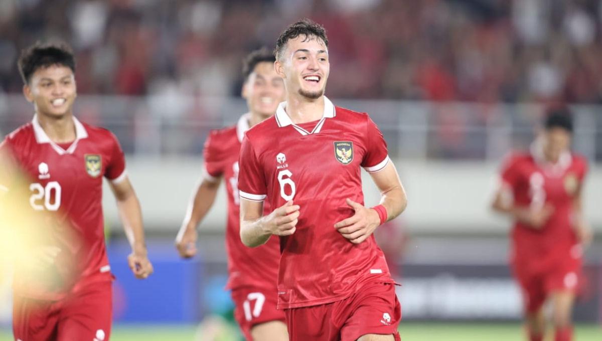 Selebrasi gelandang Timnas U-23, Ivar Jenner usai mencetak gol ke gawang Turkmenistan pada laga Kualifikasi Piala Asia U-23 di Stadion Manahan Solo, Selasa (12/09/23).